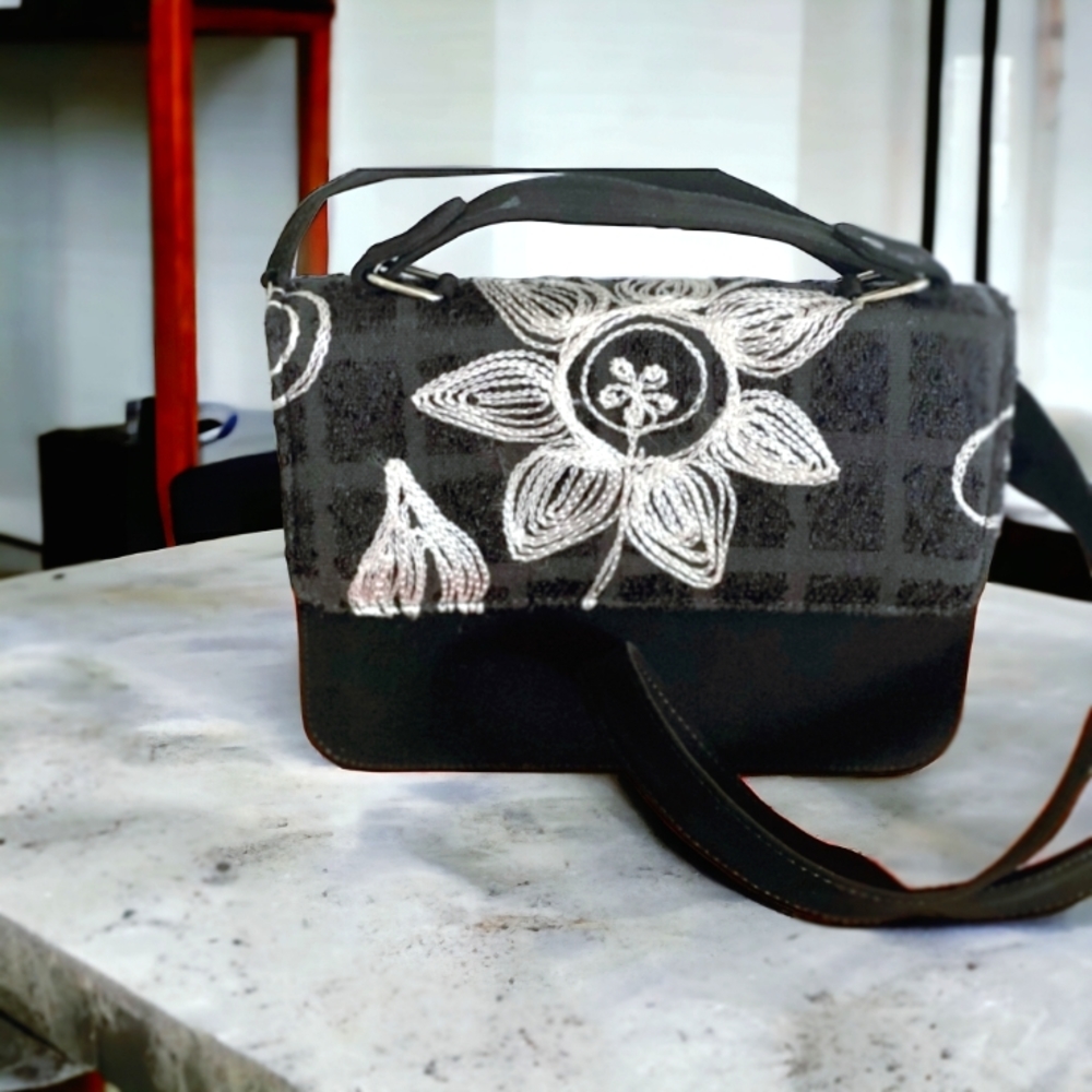 Handbag  wit embroidery Fabric and suede.
